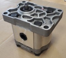 Čerpadlo CBQF308  pre štiepačku SCHEPPACH HL 1200, HL 1500, 1x 3/8" / 1x M20x1.5, 16040358